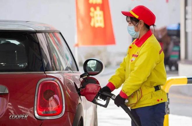 油價(jià)十連漲，為何人們對(duì)電動(dòng)車依舊猶豫？